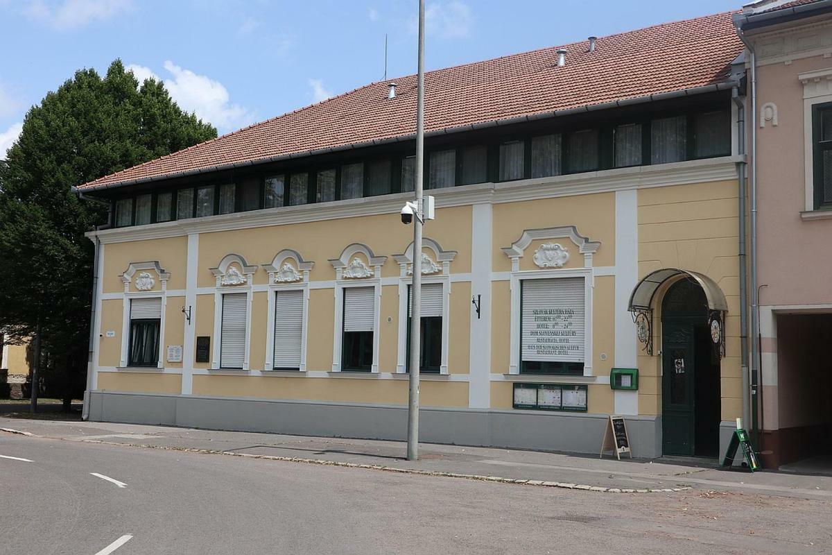 Szlovak Panzio Hotel Bekescsaba Exterior photo